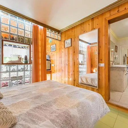 Apartment With A View Of The Community Garden *